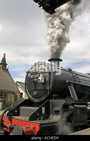 Ein Dampfzug 45212 rülpst Rauch in Grosmont Station North Yorkshire England UK Stockfoto