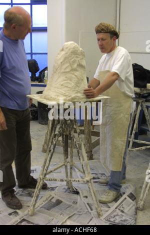 Lehrer und ältere Schüler in Clay Skulptur Klasse am College in London FE Stockfoto