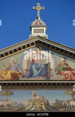 Rom, Italien. 19 Mosaiken an der Fassade der Kirche San Paolo Fuori le Mura. Stockfoto