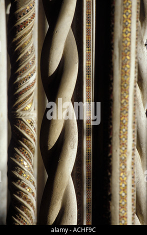 Rom. Italien. Kirche von San Paolo Fuori le Mura. Detail des 13. Jh. eingelegten Säulen im Kreuzgang. Stockfoto