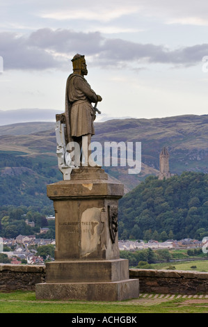 König Robert der Bruce-Statue auf Stirling Castle mit Wallace Nationaldenkmal im schottischen Stirling Hintergrund Stockfoto