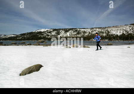 Truckee kalifornische Land Skifahrer auf dem Ufer des Donner-See zu überqueren Stockfoto