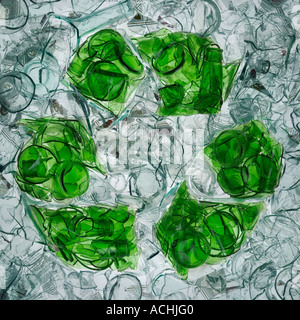 Künstlerische Schuss ein recycling-Symbol, die ganz aus Glas-Flaschen Stockfoto