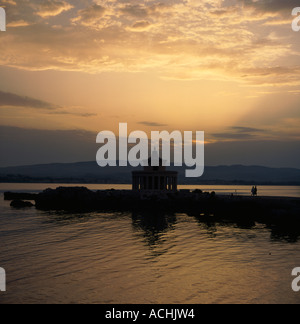 Ungewöhnliche 19. Jahrhundert Leuchtturm in der Silhouette in der Abenddämmerung am Katavothres Kephallonia Insel der Ionischen Inseln griechische Inseln Griechenland Stockfoto