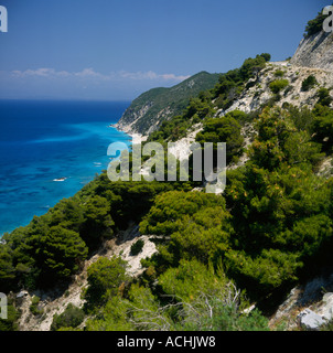 Blick über Bäume entlang der felsigen Küste in der Nähe von Stadt von Agios Nikitas auf Lefkas Insel der griechischen Inseln Griechenland Stockfoto