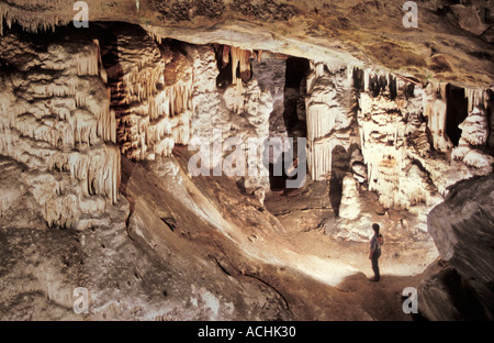 Weibliche Touristen in Südafrika Cango Caves Stockfoto