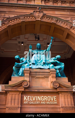 AUßENSEITE DES KELVINGROVE ART GALLERY AND MUSEUM MIT STATUE DES HEILIGEN MUNGO DER SCHUTZPATRON VON GLASGOW Stockfoto