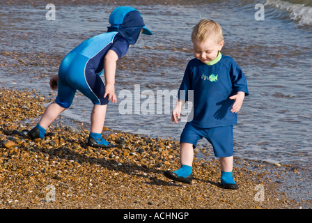Zwei Kleinkinder spielen im Meer Stockfoto