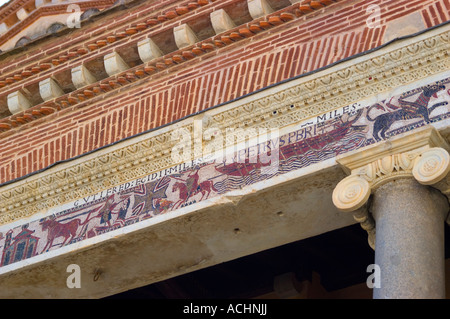 Terracina Lazio, Italien. Kathedrale von San Cesario - Detail Fassade, Säulen und Mosaiken Stockfoto