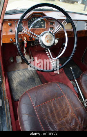 Oldtimer MG schwarz Lenkrad mit roten Ledersitzen Stockfoto