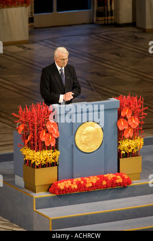 OLE hält Danbolt Mjos eine Rede bei der 2006 Friedens-Nobelpreis-Verleihung in Oslo City Hall. Stockfoto