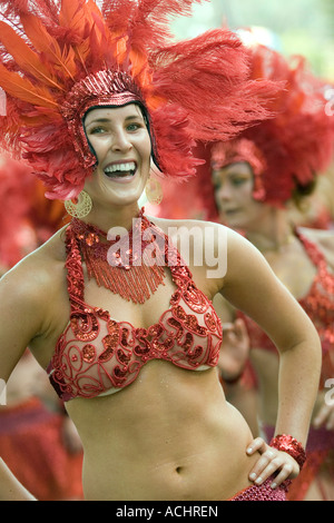 Eine Sonne-Tänzerin an der Sommer-Sonnenwende-Parade 2007 und Feier in Santa Barbara, Kalifornien Stockfoto