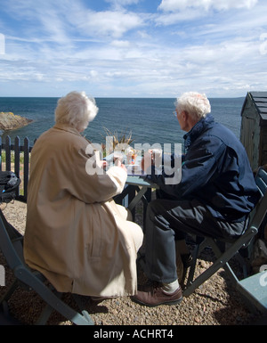 Applying paar Ausblick auf das Meer im Meer Tea-Room Stockfoto