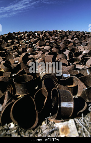 Haufen von rostigem Metall-Schrott in einer Deponie Stockfoto