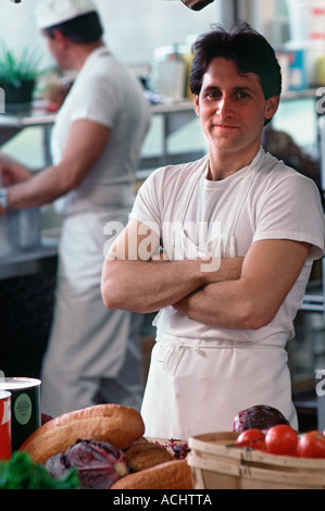 Porträt des kaukasischen Food-Service-Arbeiter in Großküchen Stockfoto