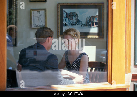 Kaukasische Pärchen sprechen im café Stockfoto