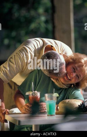 Senior woman kuschelte Frau in Café im freien Stockfoto