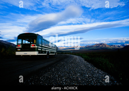 Bus auf einer Landstraße im Denali Nationalpark Stockfoto