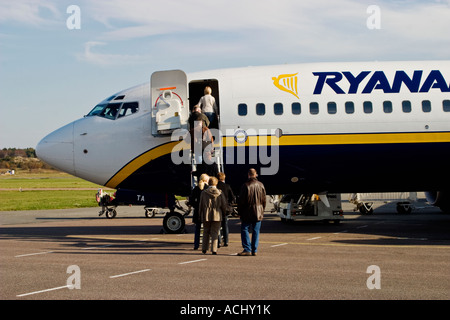 Einsteigen in das Flugzeug auf der Startbahn Stockfoto