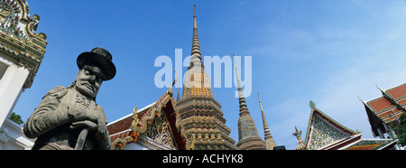 Asien-Thailand-Bangkok-Tempel Türme und Krieger Statue aus Gründen der Wat Pho die älteste und größte buddhistische Tempel in der Stadt Stockfoto