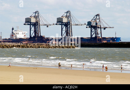 Erz-Träger und drei Kräne bei Corus Port Talbot Steel arbeitet Kai über Aberavon Strand Wales Großbritannien angesehen Stockfoto