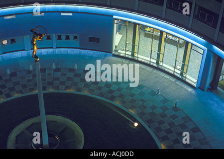 BBC Television Centre Shepherds Bush White City London im ursprünglichen Zustand 1962 Blick nach unten in die zentralen Innenhof Nacht mit Statue von Helios JMH 0363 Stockfoto