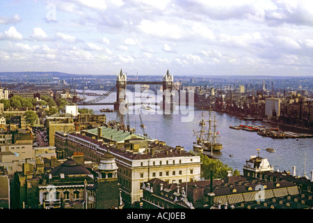 England London Tower Bridge aus The Monument mit HMS Bounty Replik auf Themse c1963 JMH0373 Stockfoto