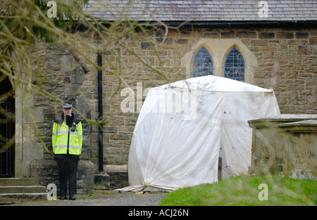 Polizisten bewachen forensische Zelt nach dem Mord an Vater Paul Bennett in der Begründung seiner Kirche Wales UK erstochen Stockfoto