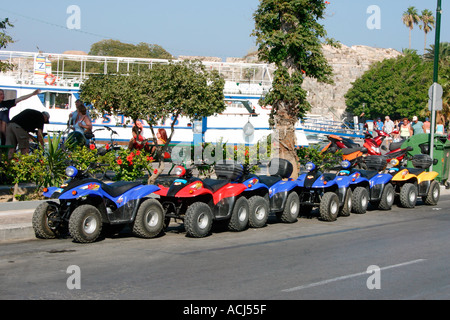 Quad-Bikes parkten in einer Linie entlang der Straße der Hafen in Kos-Stadt auf der griechischen Insel Kos, Aegean. Stockfoto