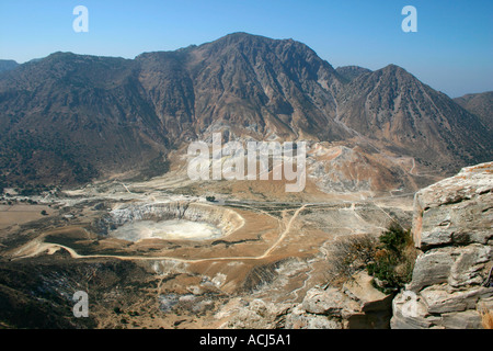 Vulkankrater auf der griechischen Insel Nisyros von Berg Dorf Nikia im Ägäischen Meer gesehen Stockfoto