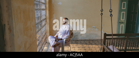 VIN 90712 alten Mann sitzen und entspannen auf Stuhl in seinem Haus in Chorwad Region Gujarat Indien Stockfoto