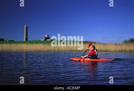 Kajakfahren vor Devenish Island, Lough Erne, Co Fermanagh, Nordirland. Stockfoto