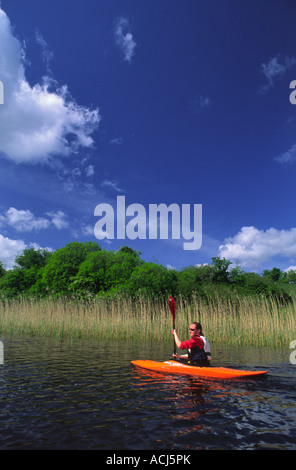 Sommer Kajakfahren auf dem Lower Lough Erne. County Fermanagh, Nordirland, Großbritannien. Stockfoto