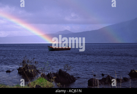 Angeln unter einem Regenbogen auf Muckross Lake, in Killarney National Park. County Kerry, Irland. Stockfoto