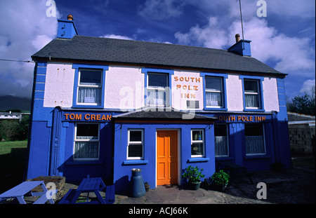 Fassade der Südpol Inn, Tom Crean's Pub. Annascaul, Halbinsel Dingle in der Grafschaft Kerry, Irland. Stockfoto