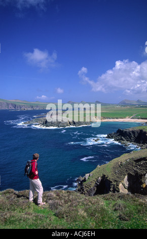 Walker in Richtung Clogher Strand von clogher Head suchen. Der Halbinsel Dingle in der Grafschaft Kerry, Irland. Stockfoto