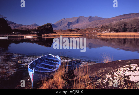 Wintermorgen Fischerboot neben Upper Lough. Killarney Seen, Nationalpark Killarney, County Kerry, Irland. Stockfoto