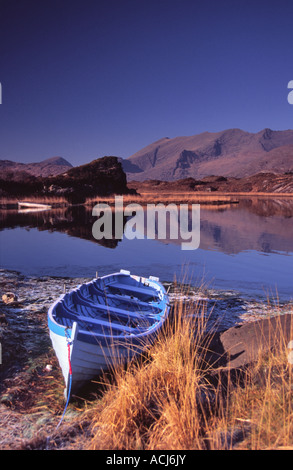 Wintermorgen Fischerboot neben Upper Lough. Killarney Seen, Nationalpark Killarney, County Kerry, Irland. Stockfoto