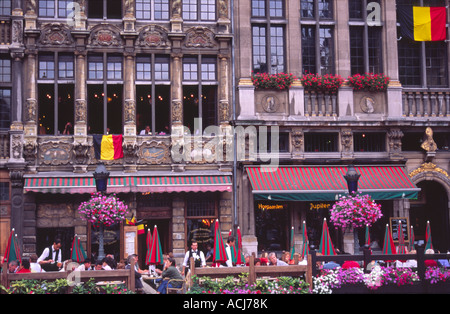 Diners in der alten Cafés der Grand Place, Brüssel, Belgien. Stockfoto