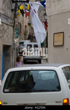 Frankreich-Les Baux de Provence Straßenszene der Rushhour Delivery vans und Autos in die schmale Hauptstraße Stockfoto