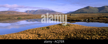 Der Maumturk Mountains und Sheeffry Hills wider im Lough Gebühr, Connemara, County Galway, Irland. Stockfoto