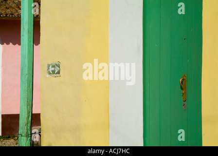 Pfeilmarkierung auf ein Gebäude neben einer grünen Tür auf einer Straße in Trinidad, Kuba. Stockfoto