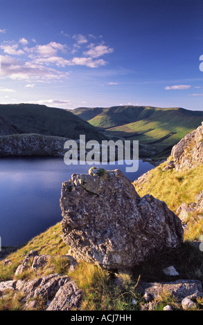 Abendlicher Blick über Maumahoge Lough, in der Maumturk Mountains. Connemara, County Galway, Irland. Stockfoto