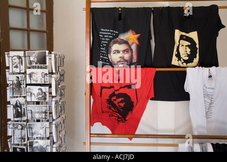 Che Guevara T-shirts und Postkarten zum Verkauf in einem Geschäft, Trinidad, Sancti Spiritus, Kuba. Stockfoto