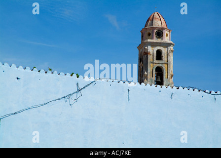 Glockenturm der Kirche des Klosters von San Francisco hinter einer blauen Wand, Trinidad, Sancti Spíritus, Kuba. Stockfoto