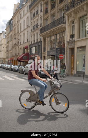 Velib öffentlichen Fahrradverleih geritten in Paris Stockfoto