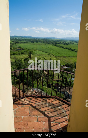 Üppige Landschaft gesehen vom Balkon eines Turmes auf der ehemaligen Plantage Manaca Iznaga, Kuba. Stockfoto