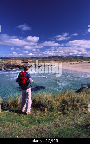 Wanderer über einen Sandstrand am Ufer des Mannin Bay, Connemara, County Galway, Irland. Stockfoto
