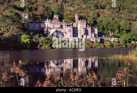 Kylemore Abbey, spiegelt sich in den See Lough Pollacappul, Connemara, County Galway, Irland. Stockfoto