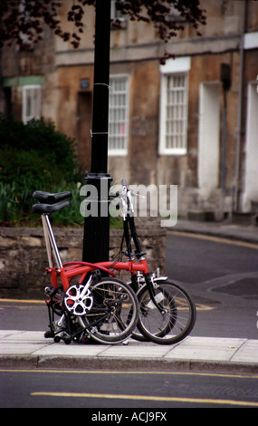 Zwei Klappfahrräder, angekettet an einen Laternenpfahl in Bradford on Avon Stockfoto